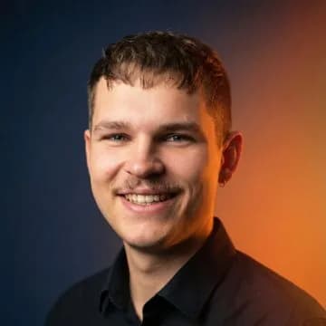 Porträt von Marvin Junker, Project und Marketing Manager der KI Sichtbarkeits-Experten